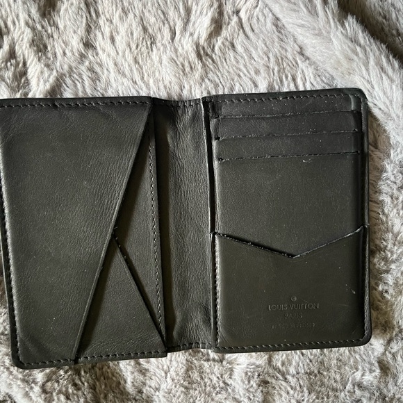 Louis Vuitton -Black, men’s bi-fold wallet. Gently loved by the previous owner - Picture 4 of 10